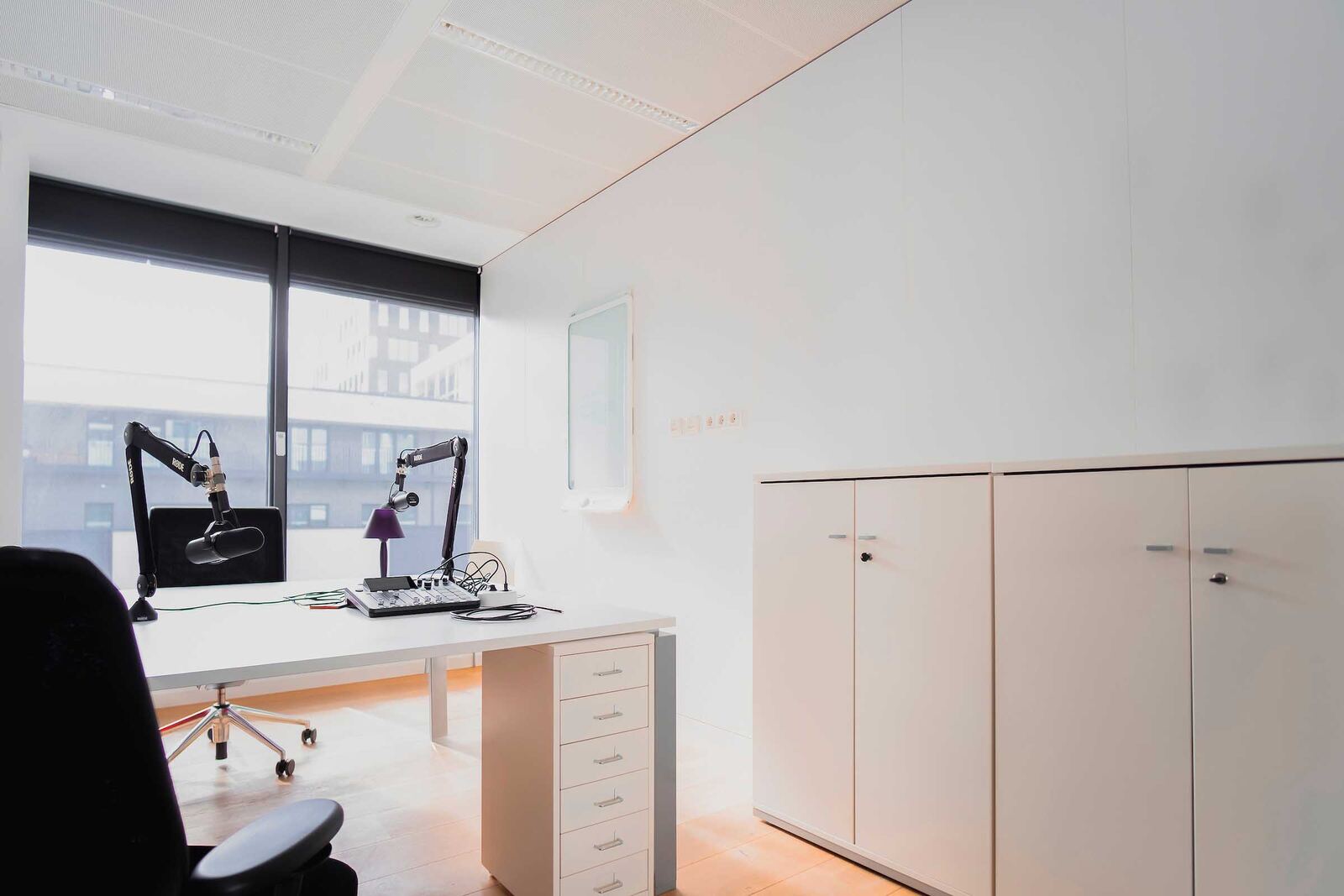 Bureau avec matériel audio