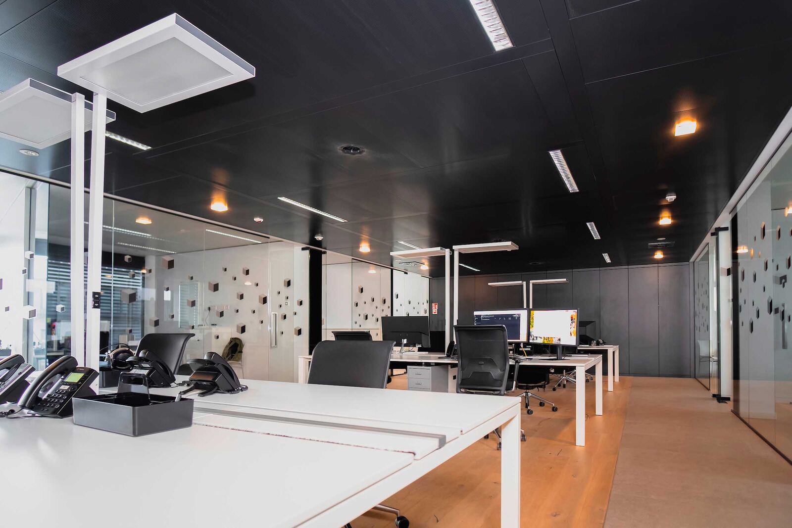 Open space sous plafond noir