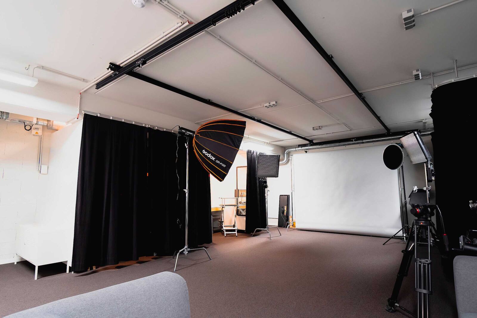 Studio photo avec fond et rideaux